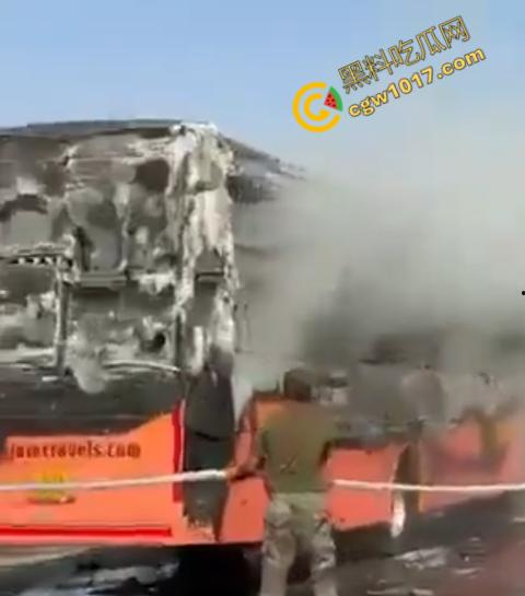 印度拉贾斯坦邦新购巴士惨烈失火,20人惨遭烈焰吞噬命丧黄泉,焦黑车厢隐隐哀嚎,车主凄凉新车梦碎