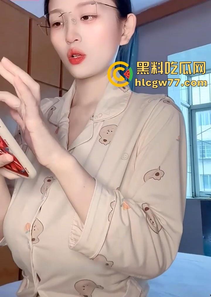 快手哺乳期少妇【晨曦兔子】福利视频流出 极品巨乳被不停揉捏奶水四溢 水晶棒自慰高潮不断!