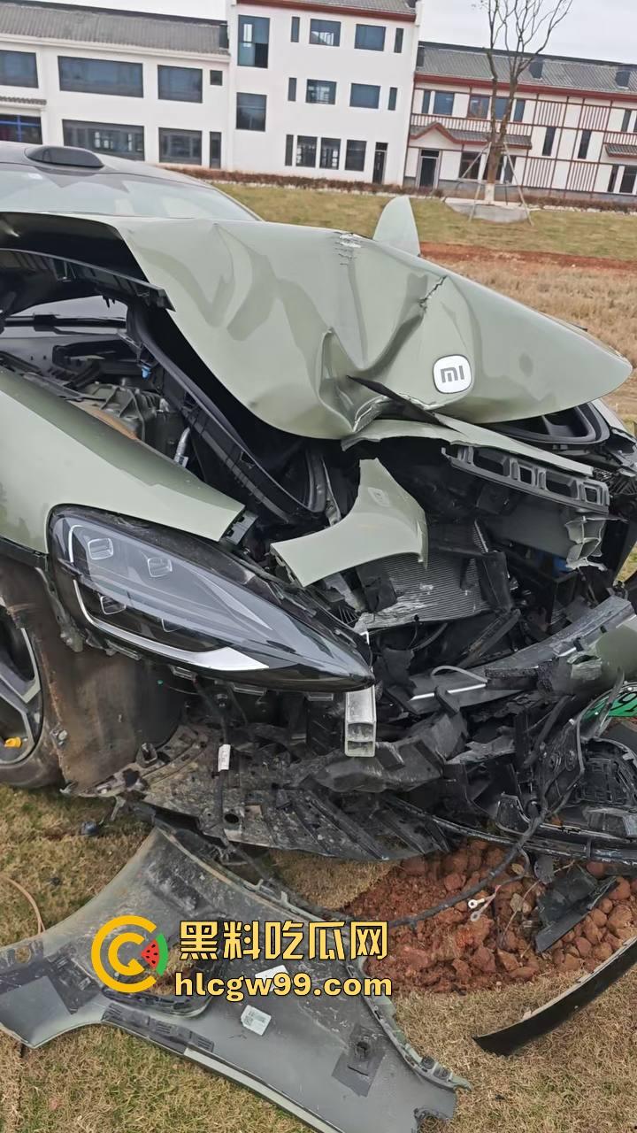 三轮车大爷溜车,撞上小米SU7,最后只赔了200!车主认栽还是精算过?这车祸到底亏不亏?