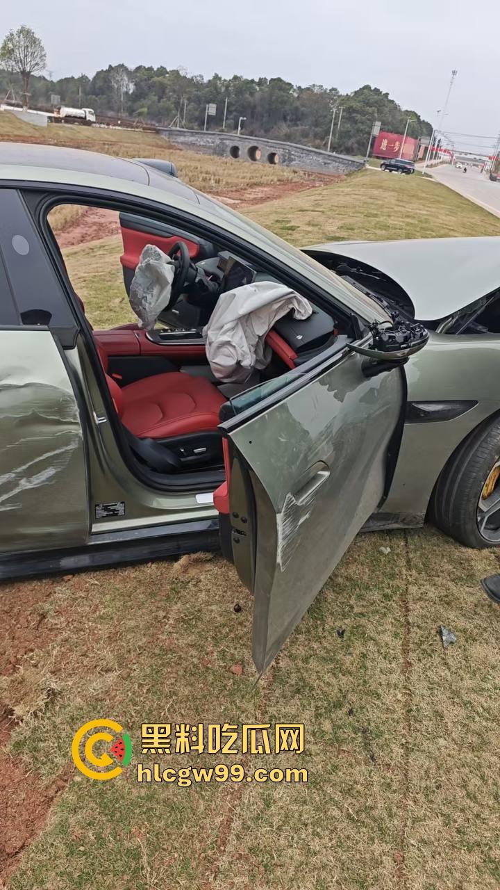 三轮车大爷溜车,撞上小米SU7,最后只赔了200!车主认栽还是精算过?这车祸到底亏不亏?