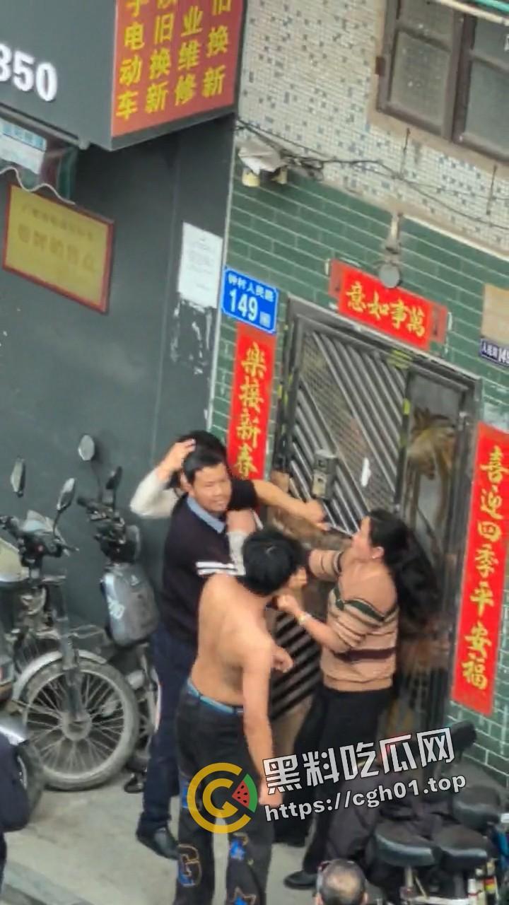 广东番禺 公公出轨儿媳 一家人街上大打出手 场面混乱 民警来了也束手无策
