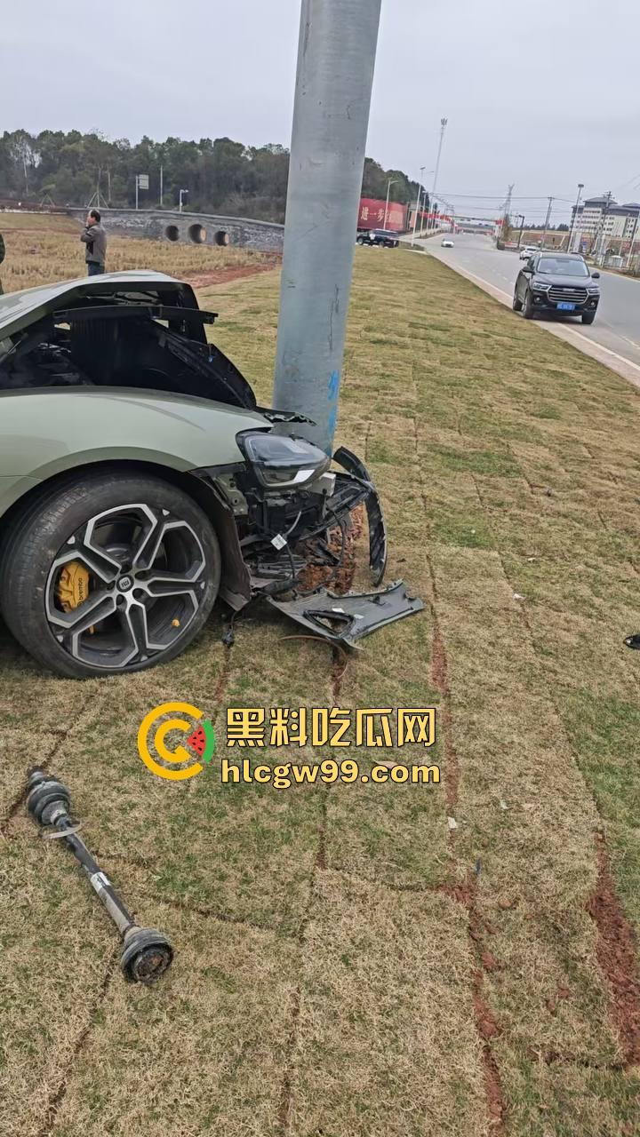 三轮车大爷溜车,撞上小米SU7,最后只赔了200!车主认栽还是精算过?这车祸到底亏不亏?