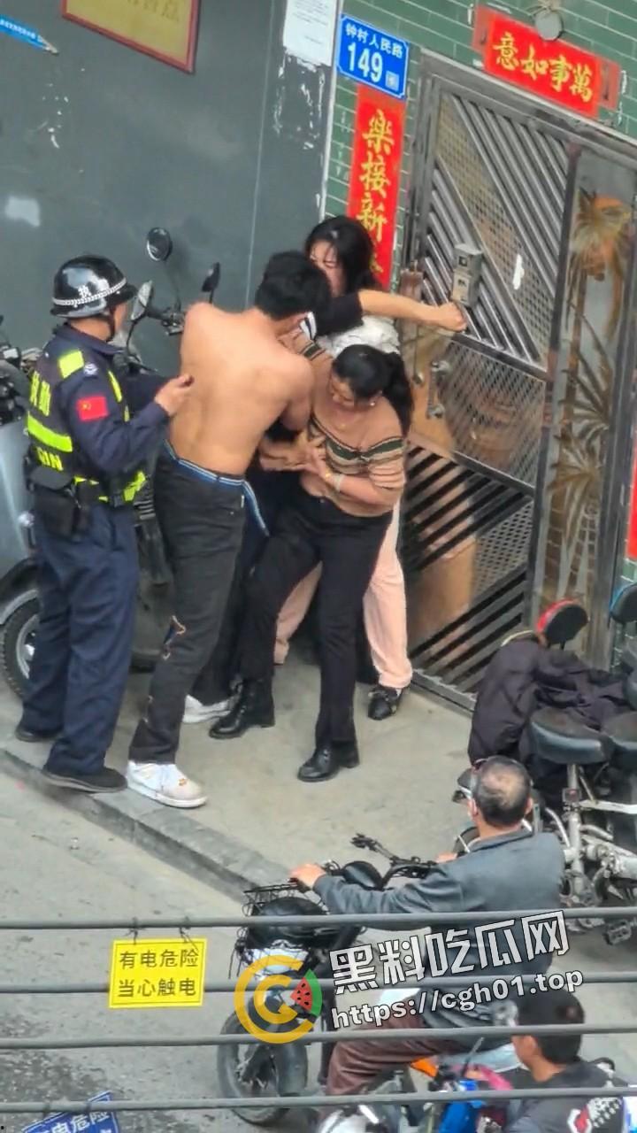 广东番禺 公公出轨儿媳 一家人街上大打出手 场面混乱 民警来了也束手无策