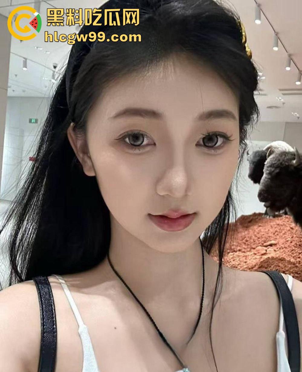 华南师范学院高冷校花【杨珍珍】不雅视频流出,别看骚货长相清纯甜美,在床上可是一把好手,极品尤物一个!