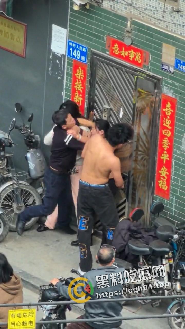 广东番禺 公公出轨儿媳 一家人街上大打出手 场面混乱 民警来了也束手无策