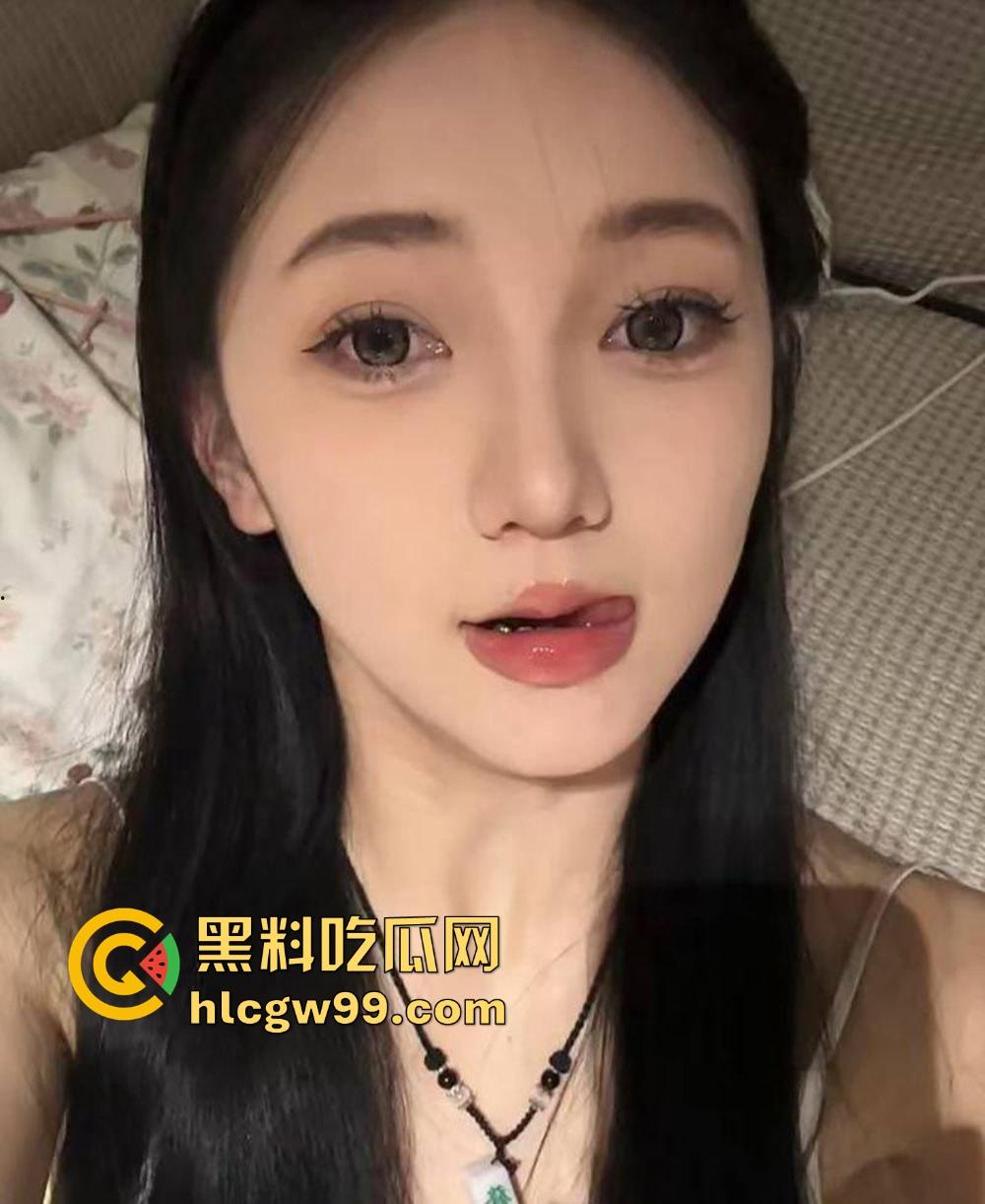 华南师范学院高冷校花【杨珍珍】不雅视频流出,别看骚货长相清纯甜美,在床上可是一把好手,极品尤物一个!