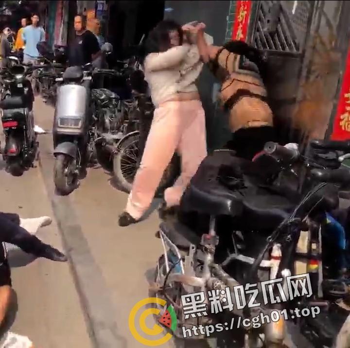 广东番禺 公公出轨儿媳 一家人街上大打出手 场面混乱 民警来了也束手无策
