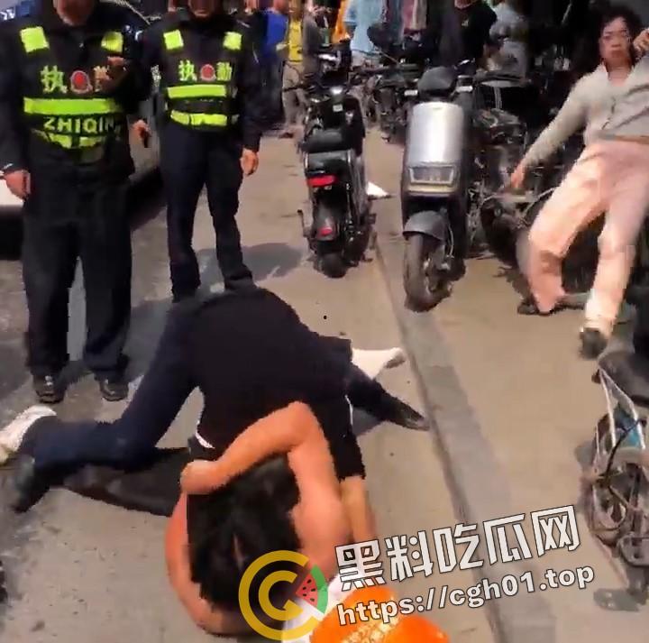 广东番禺 公公出轨儿媳 一家人街上大打出手 场面混乱 民警来了也束手无策