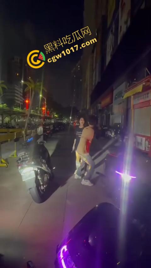 精神小伙街头怒打精神小妹被反杀，刀妹一刀穿心，鲜血喷溅三尺，现实惨剧震撼人心！