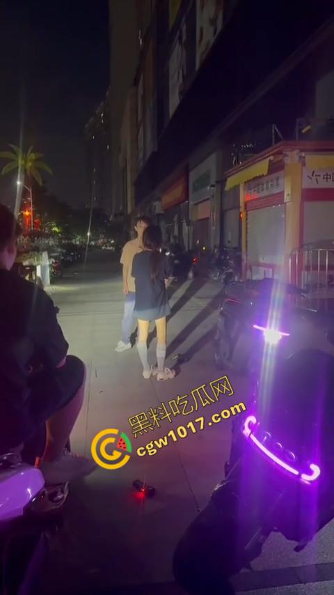 精神小伙街头怒打精神小妹被反杀,刀妹一刀穿心,鲜血喷溅三尺,现实惨剧震撼人心!