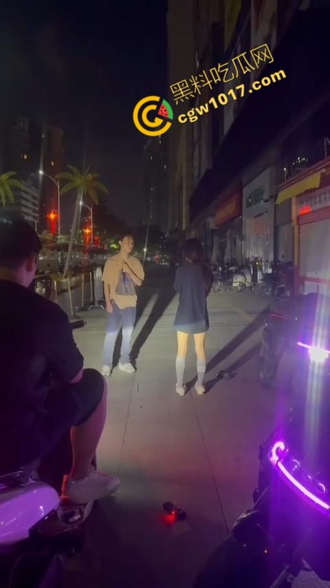 精神小伙街头怒打精神小妹被反杀,刀妹一刀穿心,鲜血喷溅三尺,现实惨剧震撼人心!