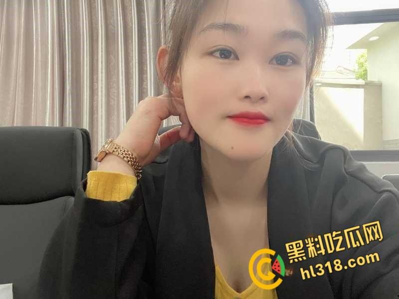 安徽芜湖仁联公司员工【姚晨晨】，主动发裸照撩骚同事，女上位骑乘边操边挤奶，全程淫叫不停真够骚的！