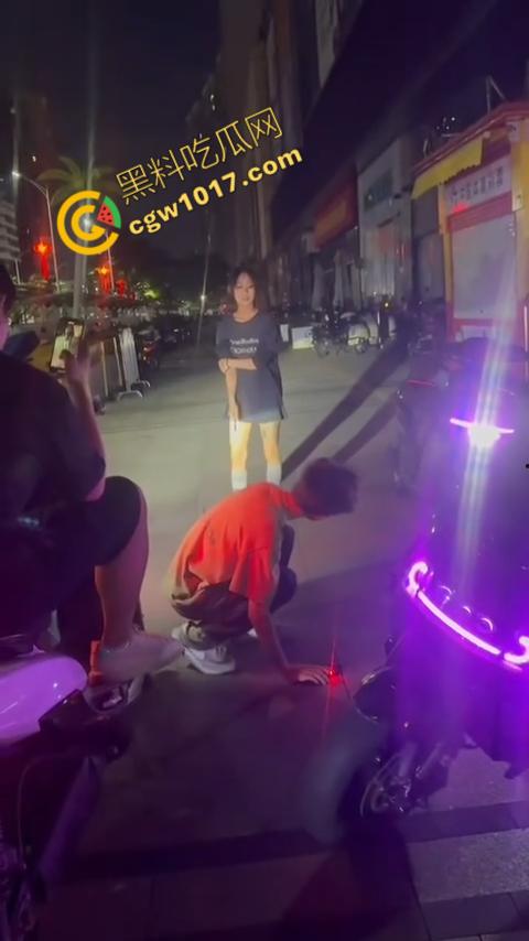 精神小伙街头怒打精神小妹被反杀,刀妹一刀穿心,鲜血喷溅三尺,现实惨剧震撼人心!