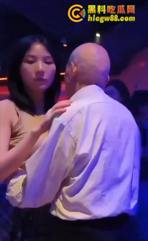 你大爷还是你大爷,退休不跳广场舞,直接拿退休金冲妹子,享受生活才是硬道理!