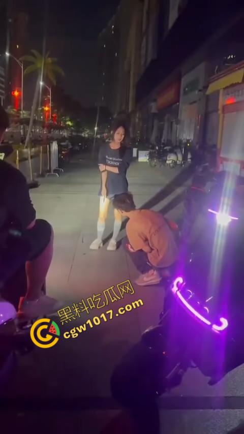 精神小伙街头怒打精神小妹被反杀,刀妹一刀穿心,鲜血喷溅三尺,现实惨剧震撼人心!