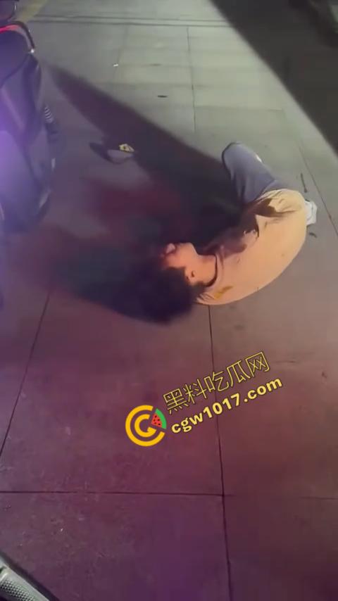 精神小伙街头怒打精神小妹被反杀,刀妹一刀穿心,鲜血喷溅三尺,现实惨剧震撼人心!