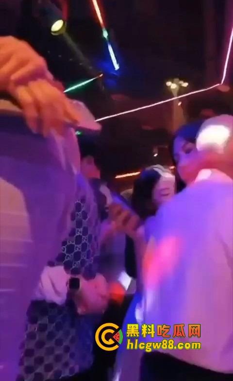 你大爷还是你大爷,退休不跳广场舞,直接拿退休金冲妹子,享受生活才是硬道理!