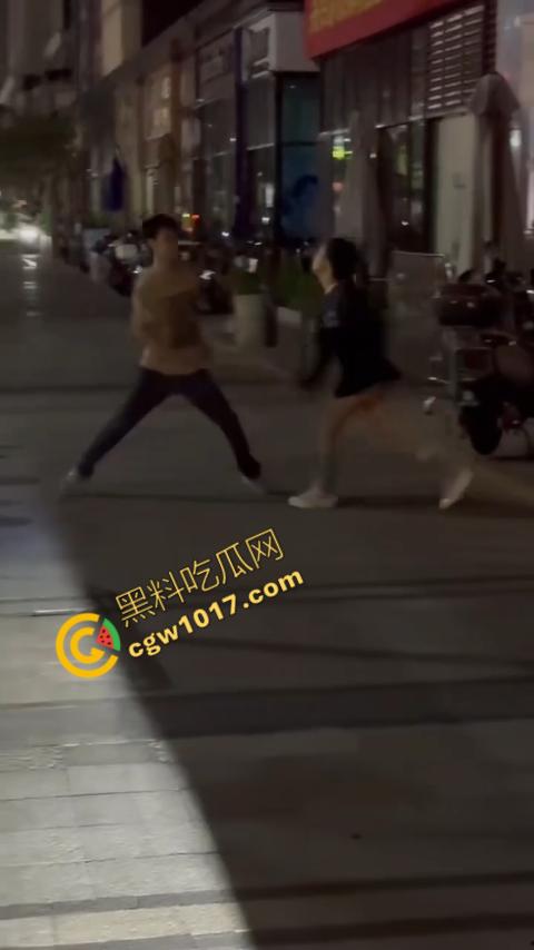 精神小伙街头怒打精神小妹被反杀,刀妹一刀穿心,鲜血喷溅三尺,现实惨剧震撼人心!