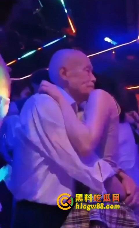 你大爷还是你大爷,退休不跳广场舞,直接拿退休金冲妹子,享受生活才是硬道理!