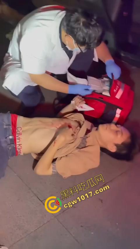 精神小伙街头怒打精神小妹被反杀,刀妹一刀穿心,鲜血喷溅三尺,现实惨剧震撼人心!