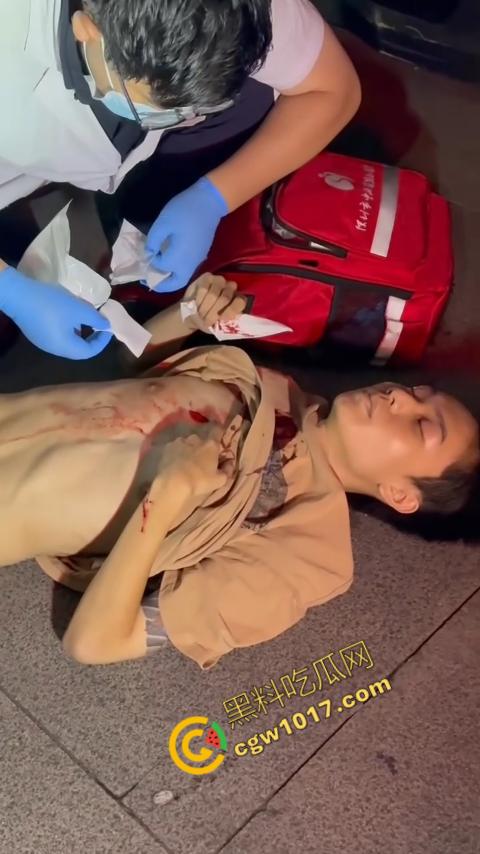 精神小伙街头怒打精神小妹被反杀,刀妹一刀穿心,鲜血喷溅三尺,现实惨剧震撼人心!