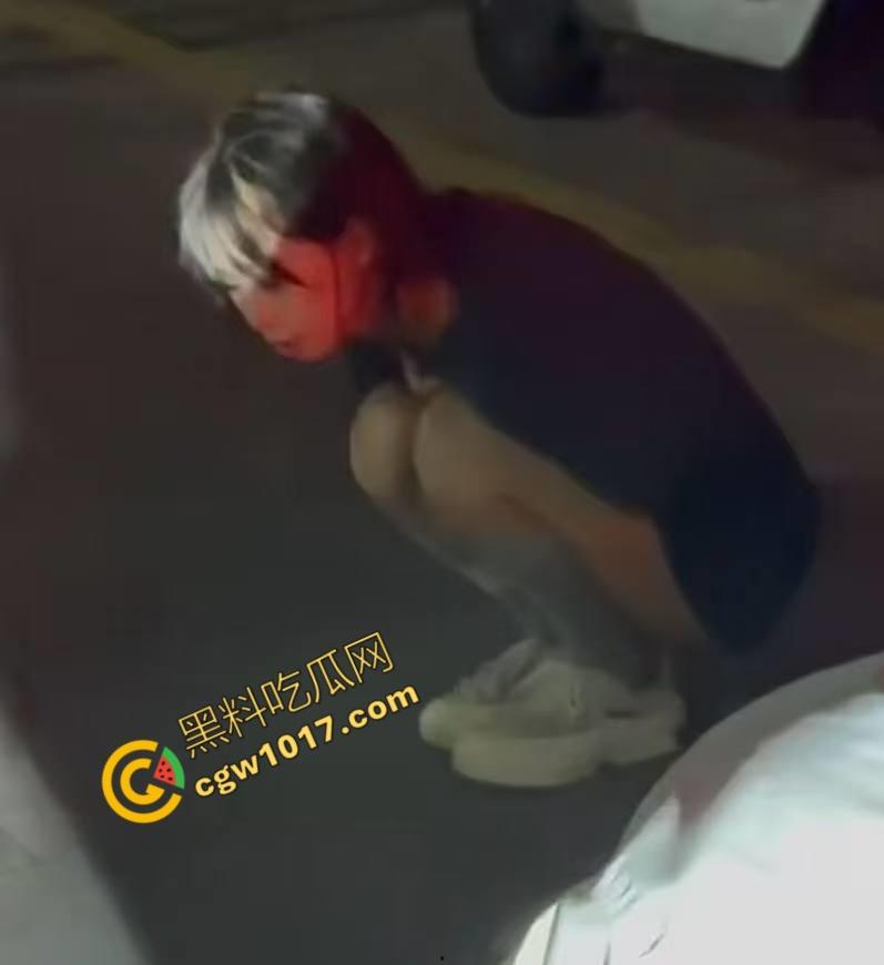 精神小伙街头怒打精神小妹被反杀,刀妹一刀穿心,鲜血喷溅三尺,现实惨剧震撼人心!