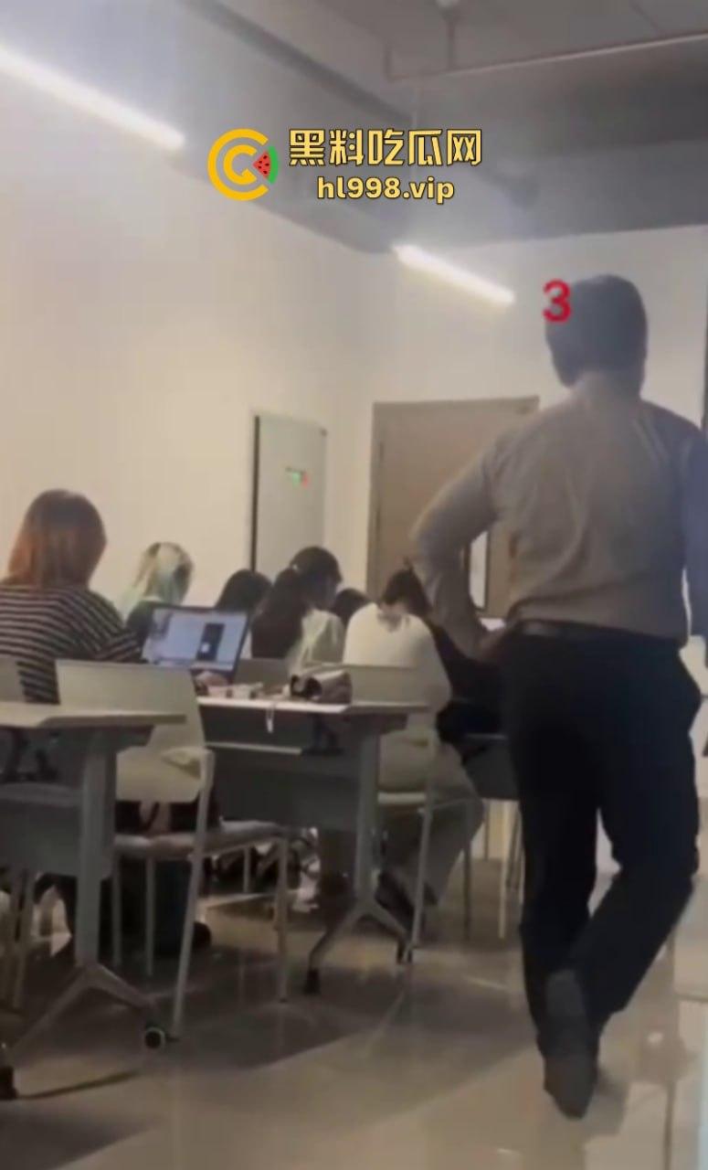 棒子欠削!浙大韩国外教在课堂上威胁中国女生不让毕业 一个西巴在中国地盘还敢撒野?