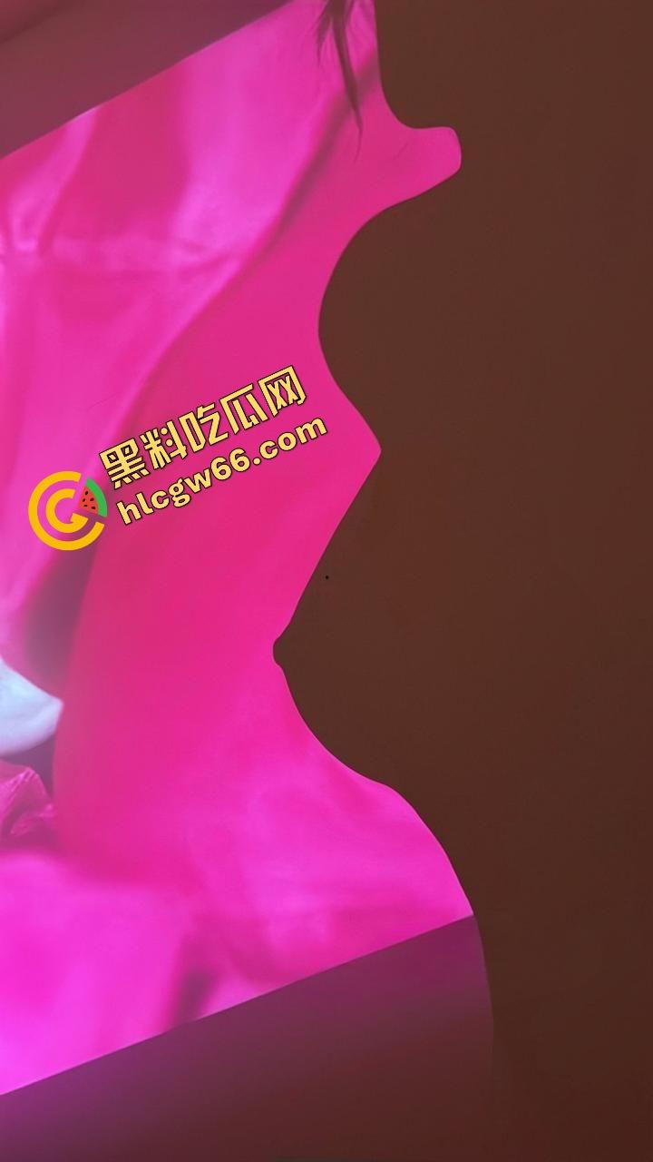 抖音700万粉丝巨乳网红【江小帆】真实身份竟是专业福利姬,不雅视频满天飞,奶大逼骚玩得飞起!