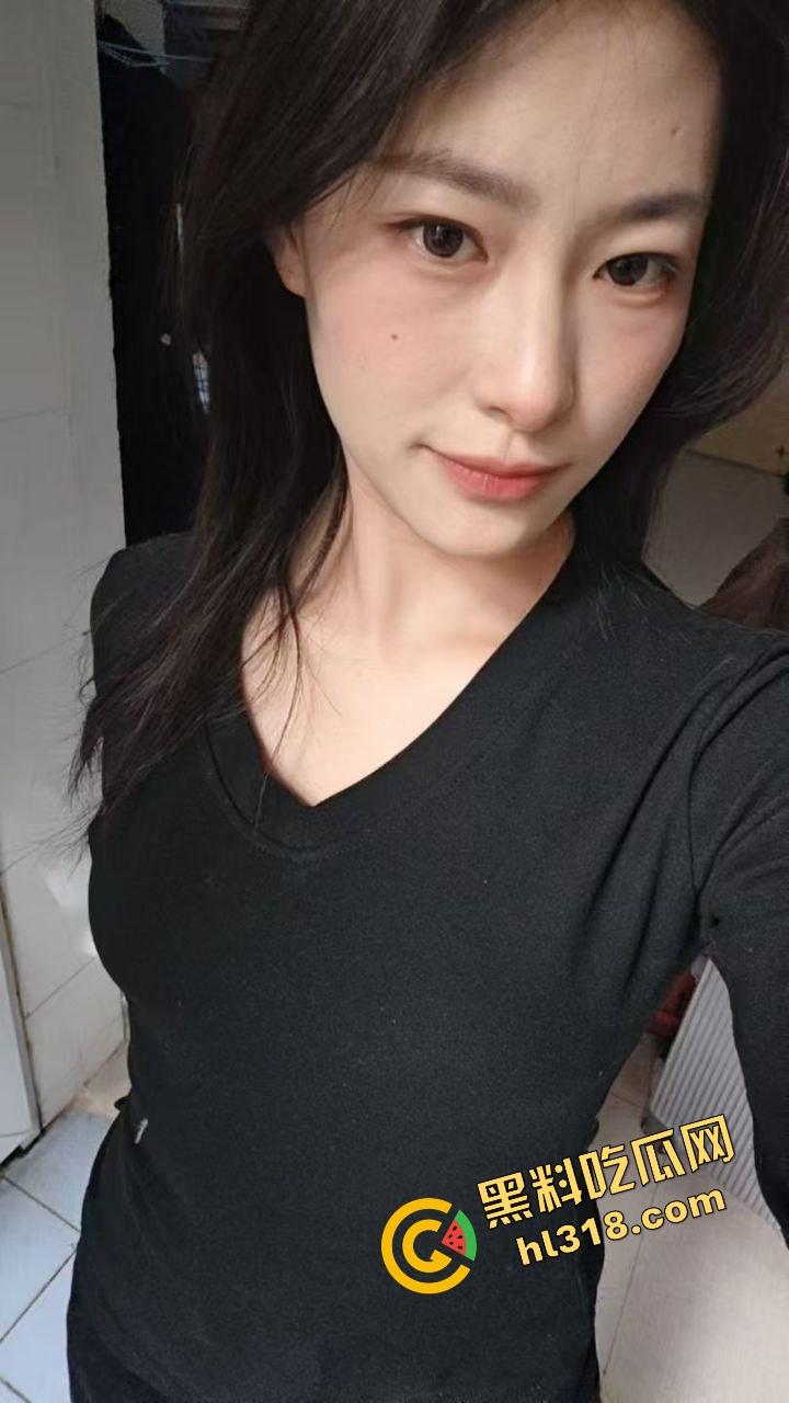 成都师范大学反差大学生实习母狗『刘倩』大街上巨乳外露，办公室没人就掏奶抠逼，裸着全身坐办公桌！