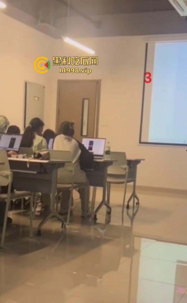 棒子欠削!浙大韩国外教在课堂上威胁中国女生不让毕业 一个西巴在中国地盘还敢撒野?