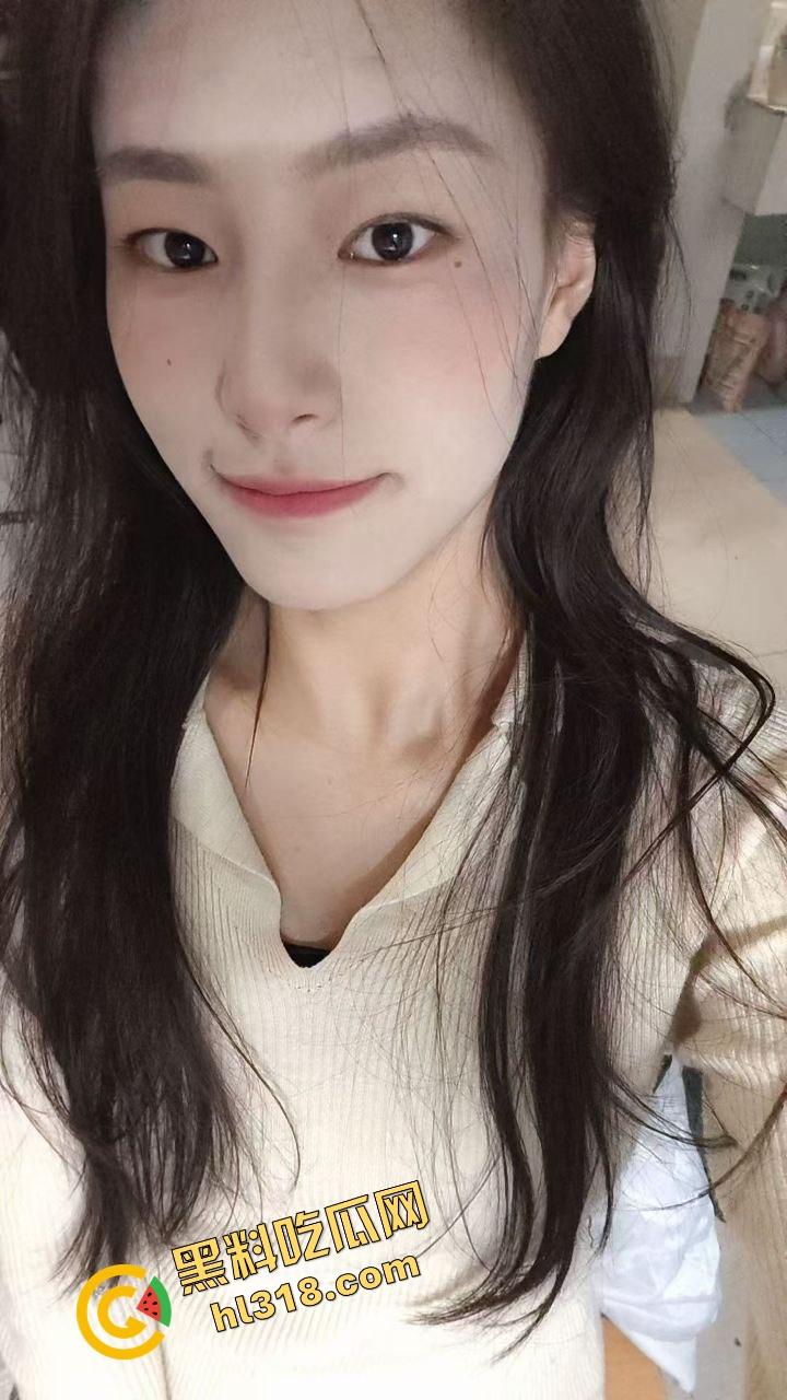 成都师范大学反差大学生实习母狗『刘倩』大街上巨乳外露,办公室没人就掏奶抠逼,裸着全身坐办公桌!