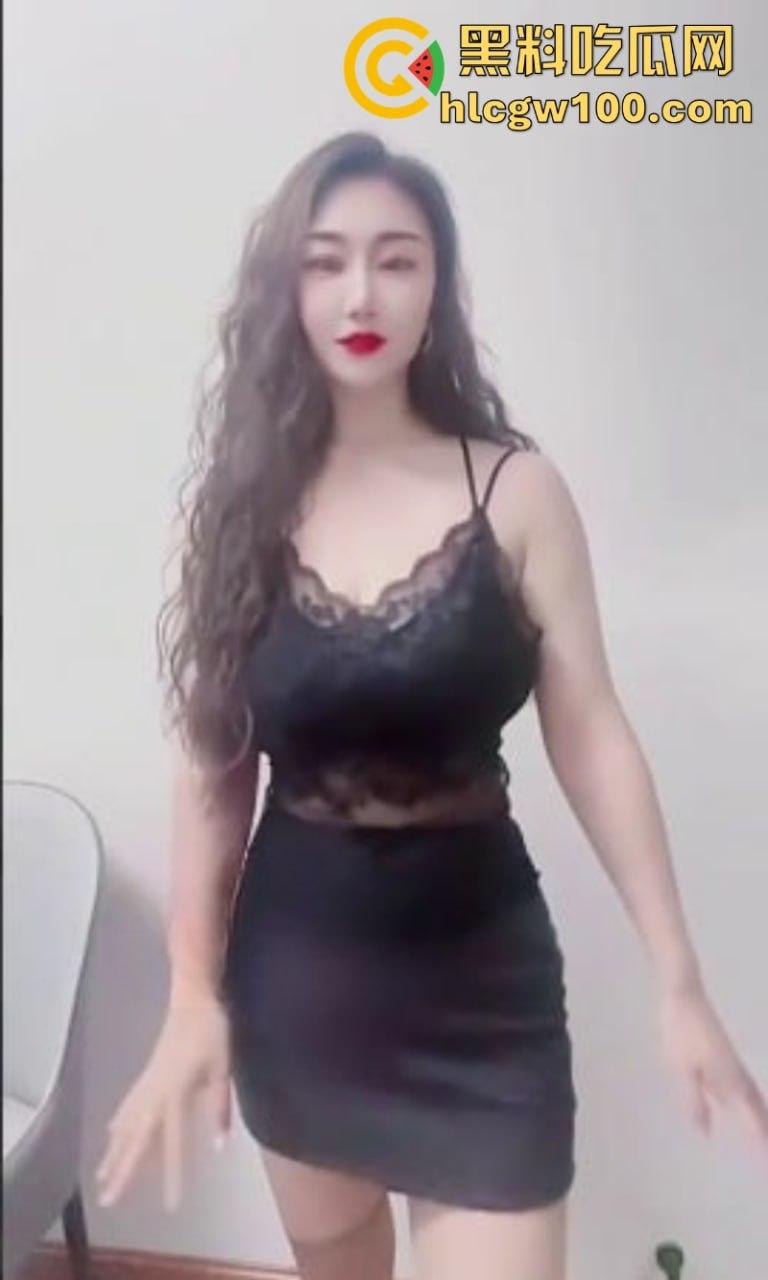 抖音极品大奶淫妻【如画姗】骚味母狗在线持续发情 黑丝美足道具插穴 上位骑乘自动榨汁