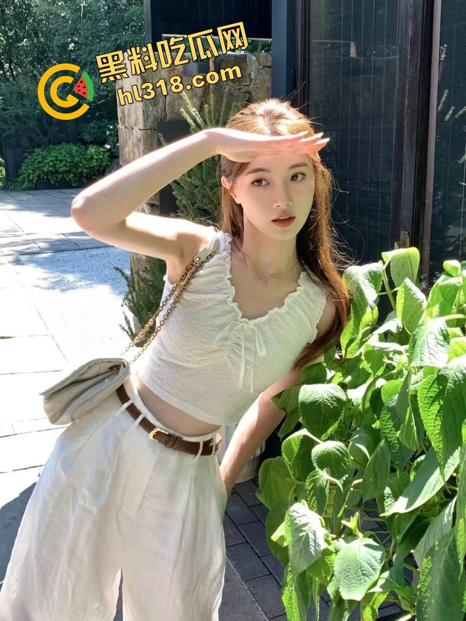 怪不得骚货都爱黑皮大鸡巴，巧克力从嘴到穴全都能用，反方向大黑棍插到翻白眼，这种花样谁不想试一试？