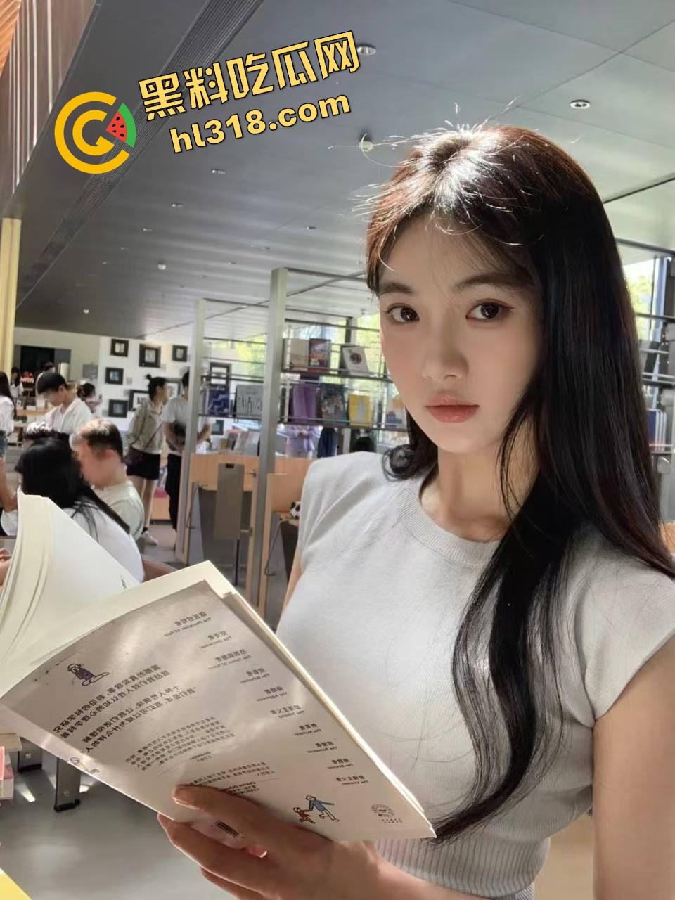 怪不得骚货都爱黑皮大鸡巴,巧克力从嘴到穴全都能用,反方向大黑棍插到翻白眼,这种花样谁不想试一试?