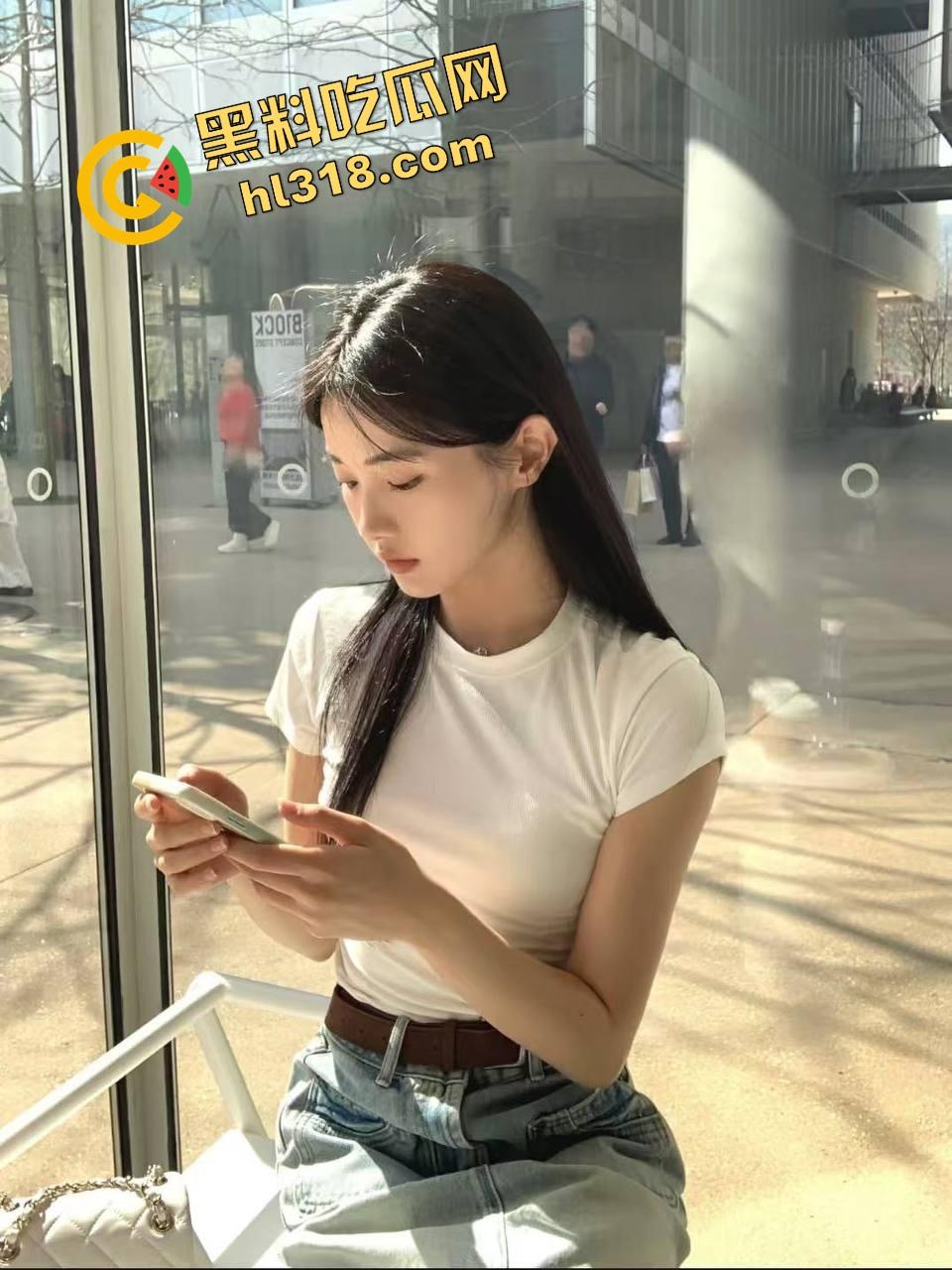 怪不得骚货都爱黑皮大鸡巴,巧克力从嘴到穴全都能用,反方向大黑棍插到翻白眼,这种花样谁不想试一试?