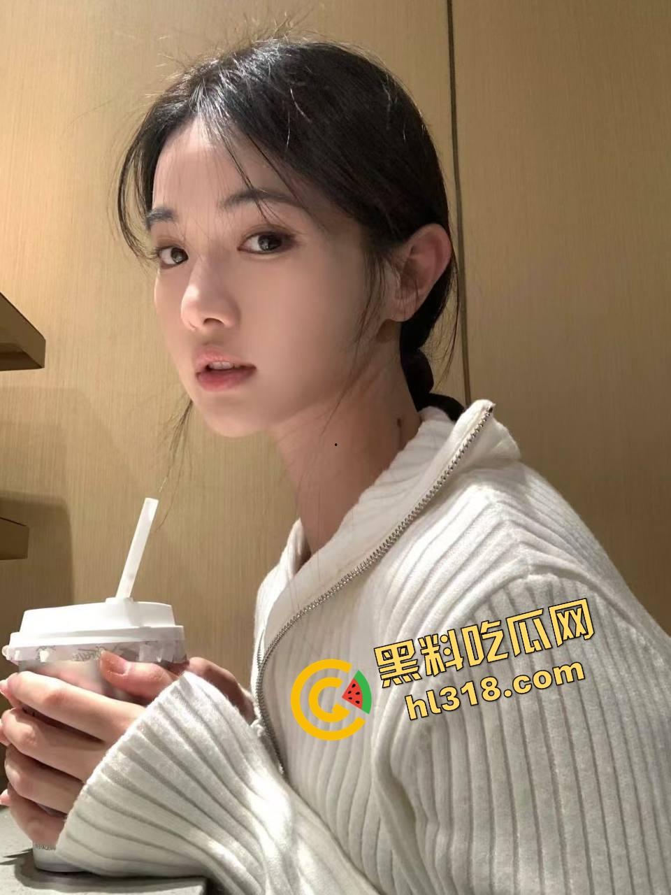 怪不得骚货都爱黑皮大鸡巴,巧克力从嘴到穴全都能用,反方向大黑棍插到翻白眼,这种花样谁不想试一试?