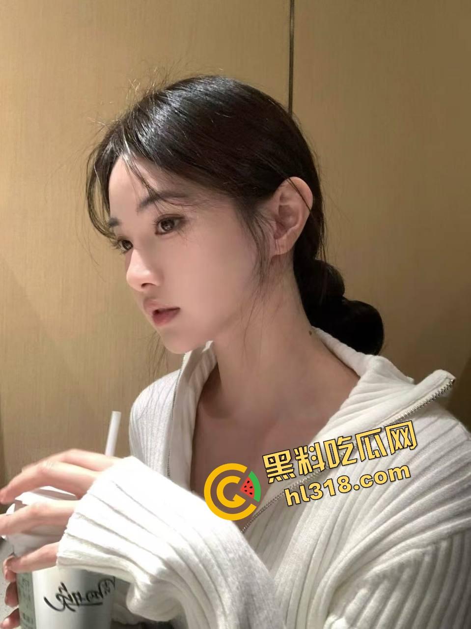 怪不得骚货都爱黑皮大鸡巴,巧克力从嘴到穴全都能用,反方向大黑棍插到翻白眼,这种花样谁不想试一试?