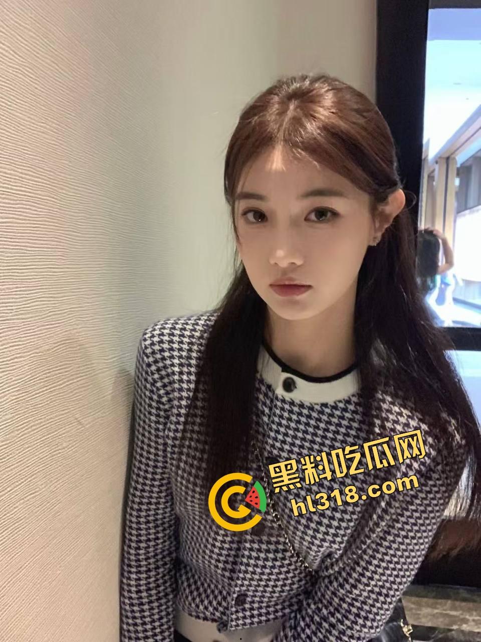 怪不得骚货都爱黑皮大鸡巴,巧克力从嘴到穴全都能用,反方向大黑棍插到翻白眼,这种花样谁不想试一试?