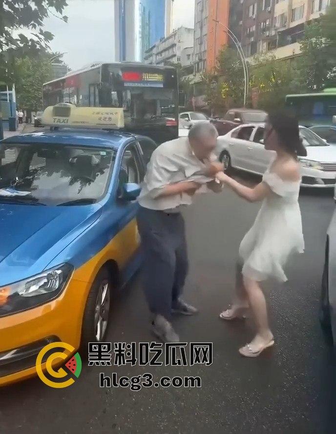 醉酒女在四川泸州的疯狂暴走:出租车司机和警察双重袭击,最终被送派出所的完整经过!