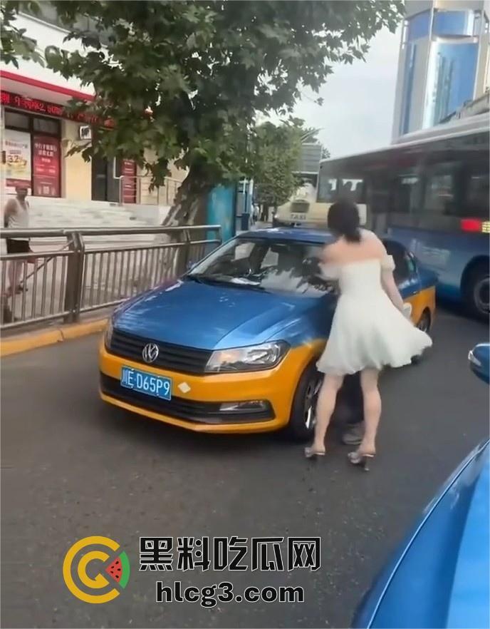 醉酒女在四川泸州的疯狂暴走:出租车司机和警察双重袭击,最终被送派出所的完整经过!