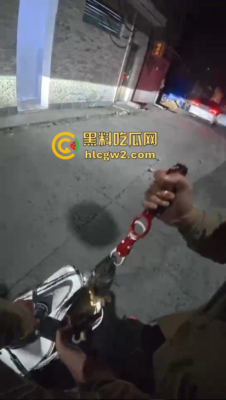 钓鱼佬想换小姐姐十分钟激情 拿条黄辣丁换草逼 小姐姐一脸嫌弃 把人当翘嘴钓呢？