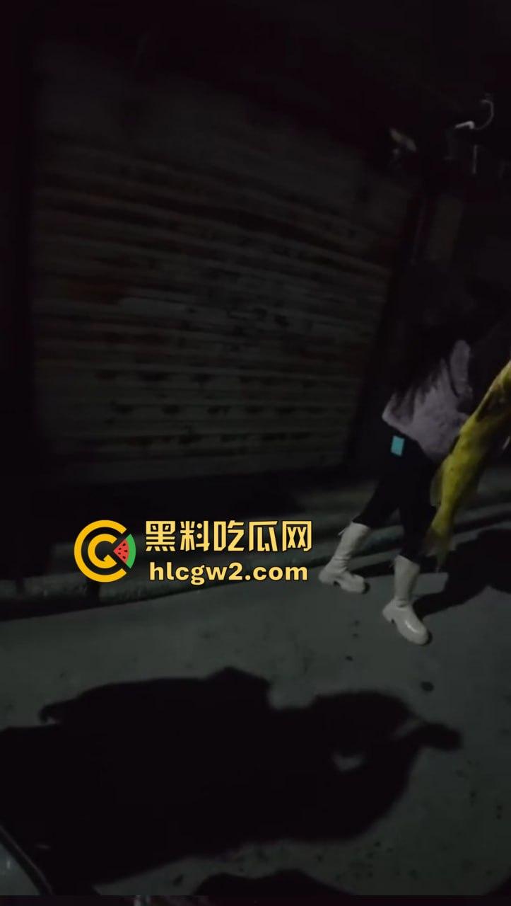 钓鱼佬想换小姐姐十分钟激情 拿条黄辣丁换草逼 小姐姐一脸嫌弃 把人当翘嘴钓呢?