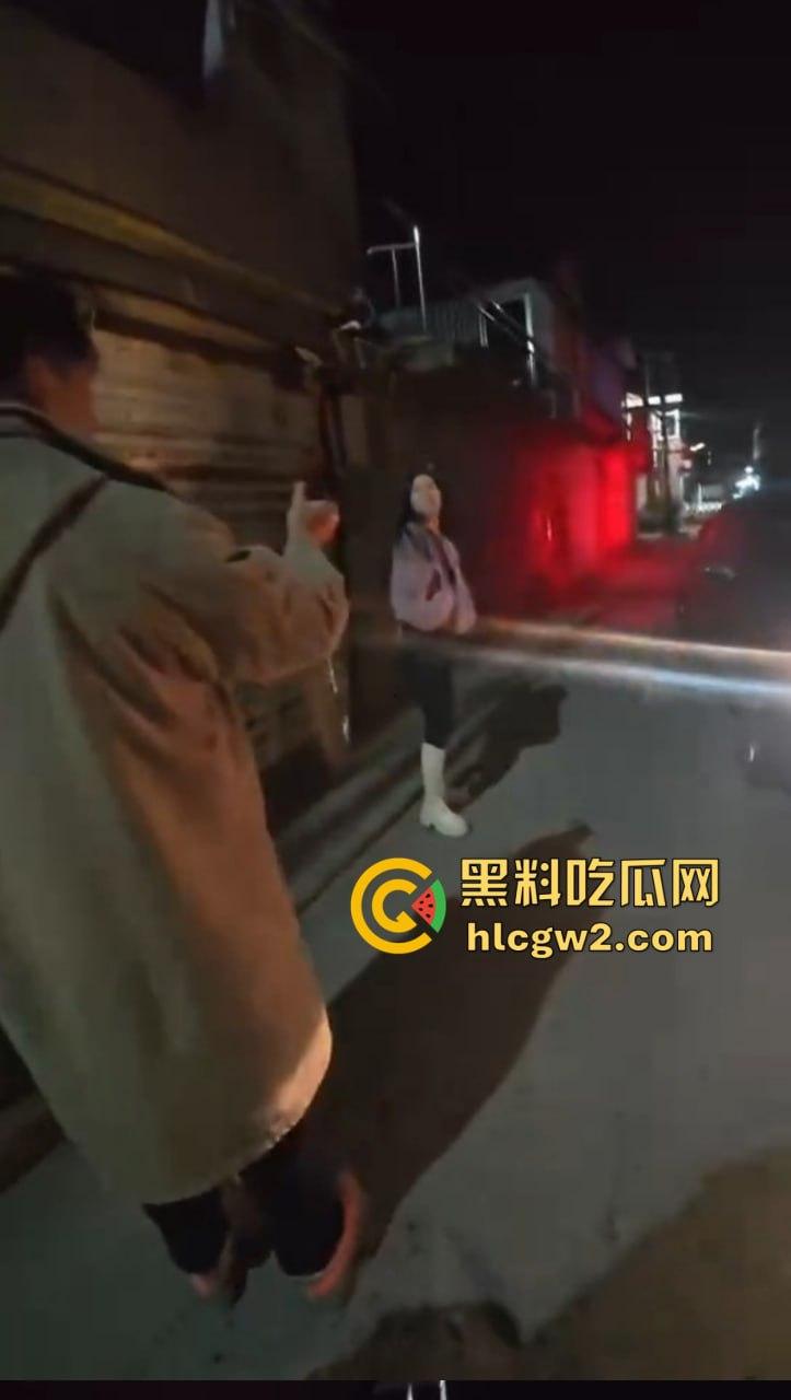 钓鱼佬想换小姐姐十分钟激情 拿条黄辣丁换草逼 小姐姐一脸嫌弃 把人当翘嘴钓呢?