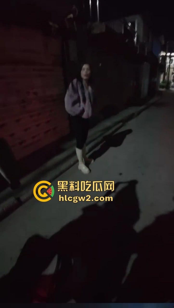 钓鱼佬想换小姐姐十分钟激情 拿条黄辣丁换草逼 小姐姐一脸嫌弃 把人当翘嘴钓呢?