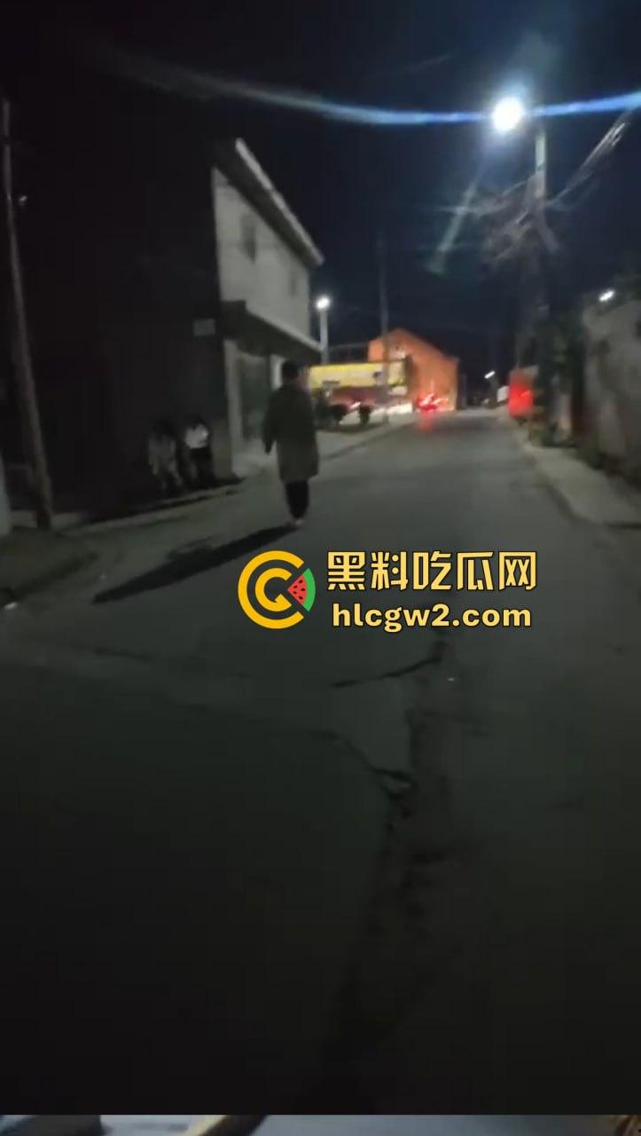 钓鱼佬想换小姐姐十分钟激情 拿条黄辣丁换草逼 小姐姐一脸嫌弃 把人当翘嘴钓呢?