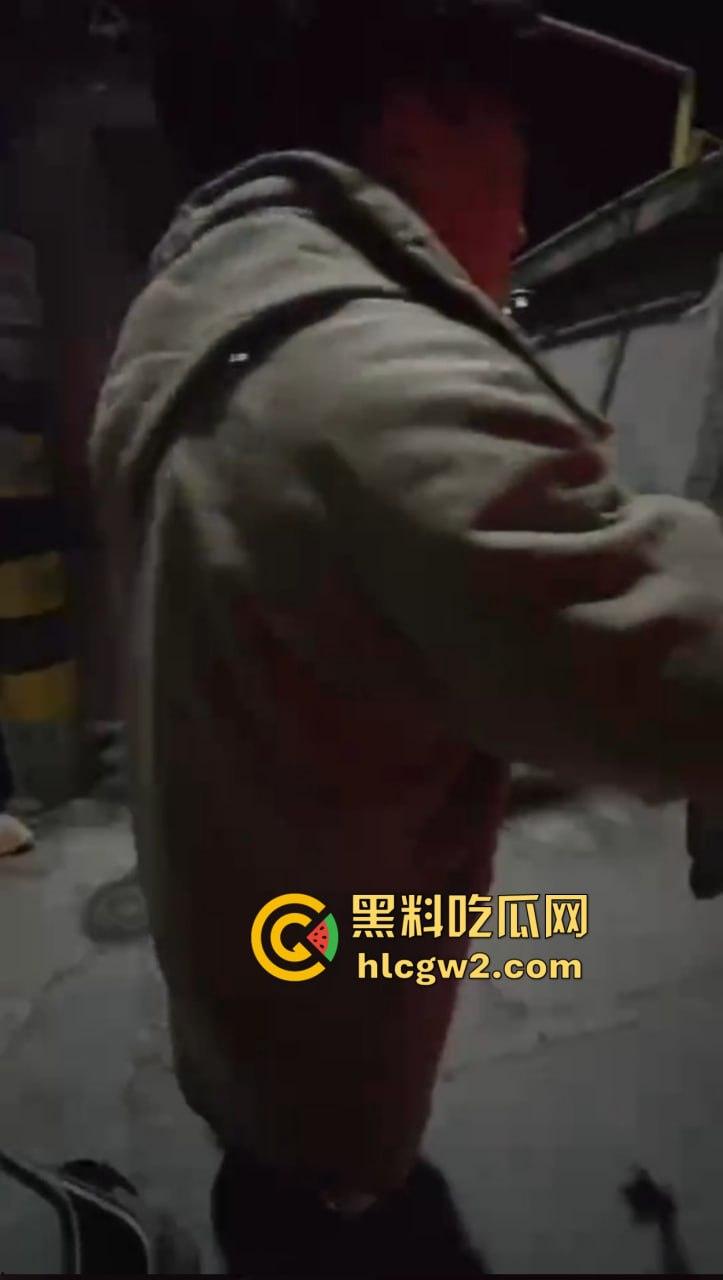 钓鱼佬想换小姐姐十分钟激情 拿条黄辣丁换草逼 小姐姐一脸嫌弃 把人当翘嘴钓呢?