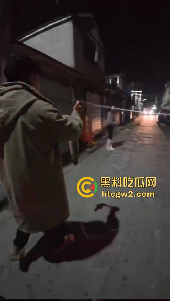 钓鱼佬想换小姐姐十分钟激情 拿条黄辣丁换草逼 小姐姐一脸嫌弃 把人当翘嘴钓呢?