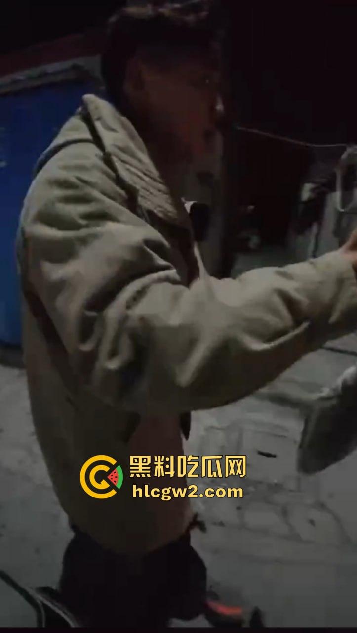 钓鱼佬想换小姐姐十分钟激情 拿条黄辣丁换草逼 小姐姐一脸嫌弃 把人当翘嘴钓呢?