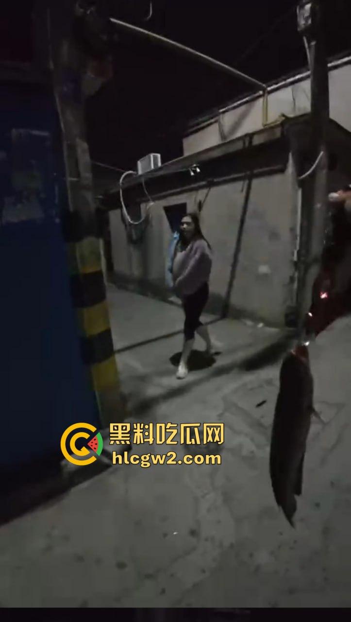 钓鱼佬想换小姐姐十分钟激情 拿条黄辣丁换草逼 小姐姐一脸嫌弃 把人当翘嘴钓呢?