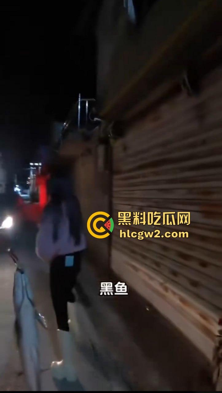 钓鱼佬想换小姐姐十分钟激情 拿条黄辣丁换草逼 小姐姐一脸嫌弃 把人当翘嘴钓呢?